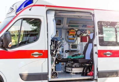 autoambulanza con sportello aperto con attrezzatura all'interno