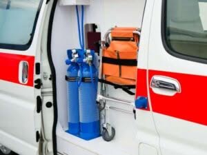 Interno autoambulanza privata con 2 bombole di ossigeno e una barella