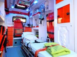Interno di un autoambulanza con una barella e attrezzature mediche